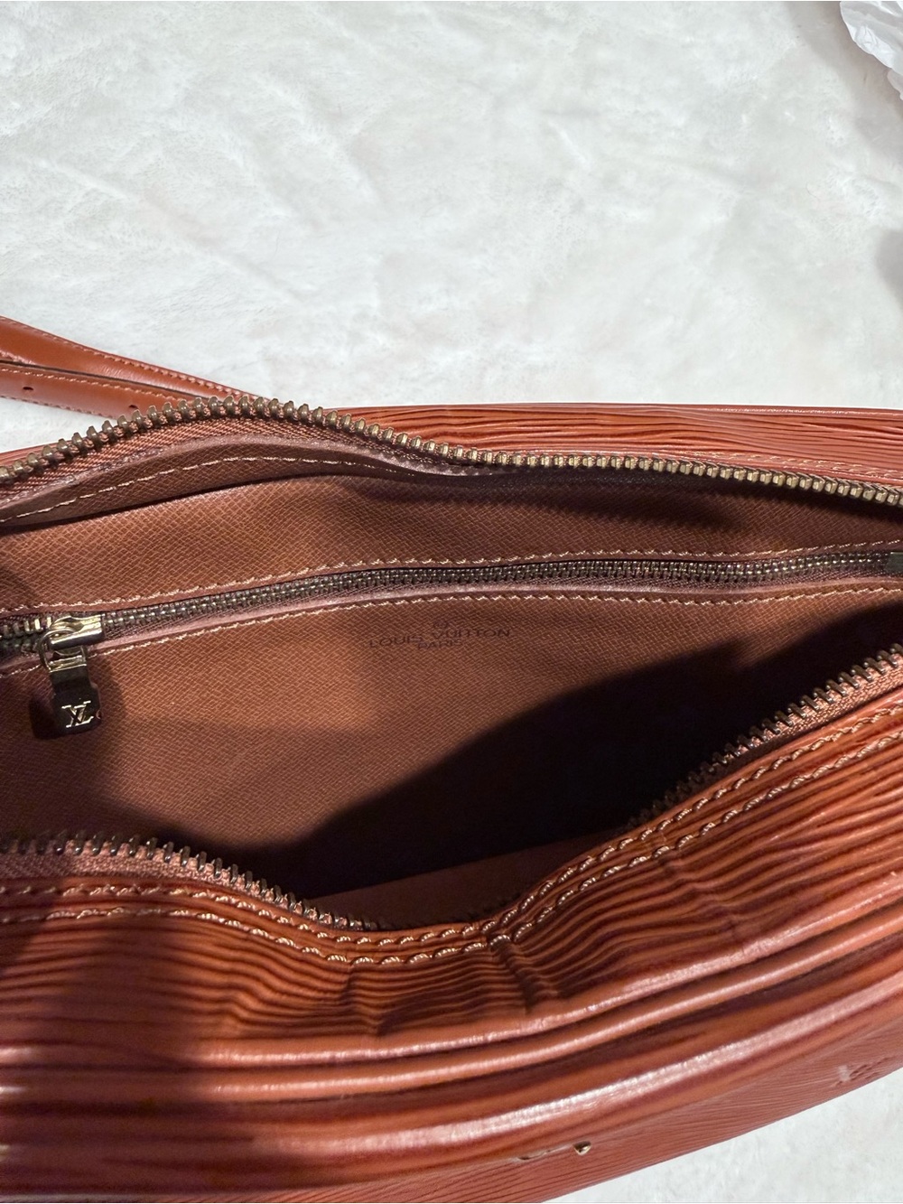 Vintage Louis Vuitton Epi Jeune Fille MM shoulder bag in Kenya Brown leather - Picture 7 of 10